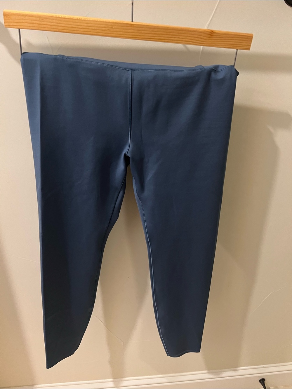 Vuori Women's Leggings in Slate Blue - Picture 9 of 9